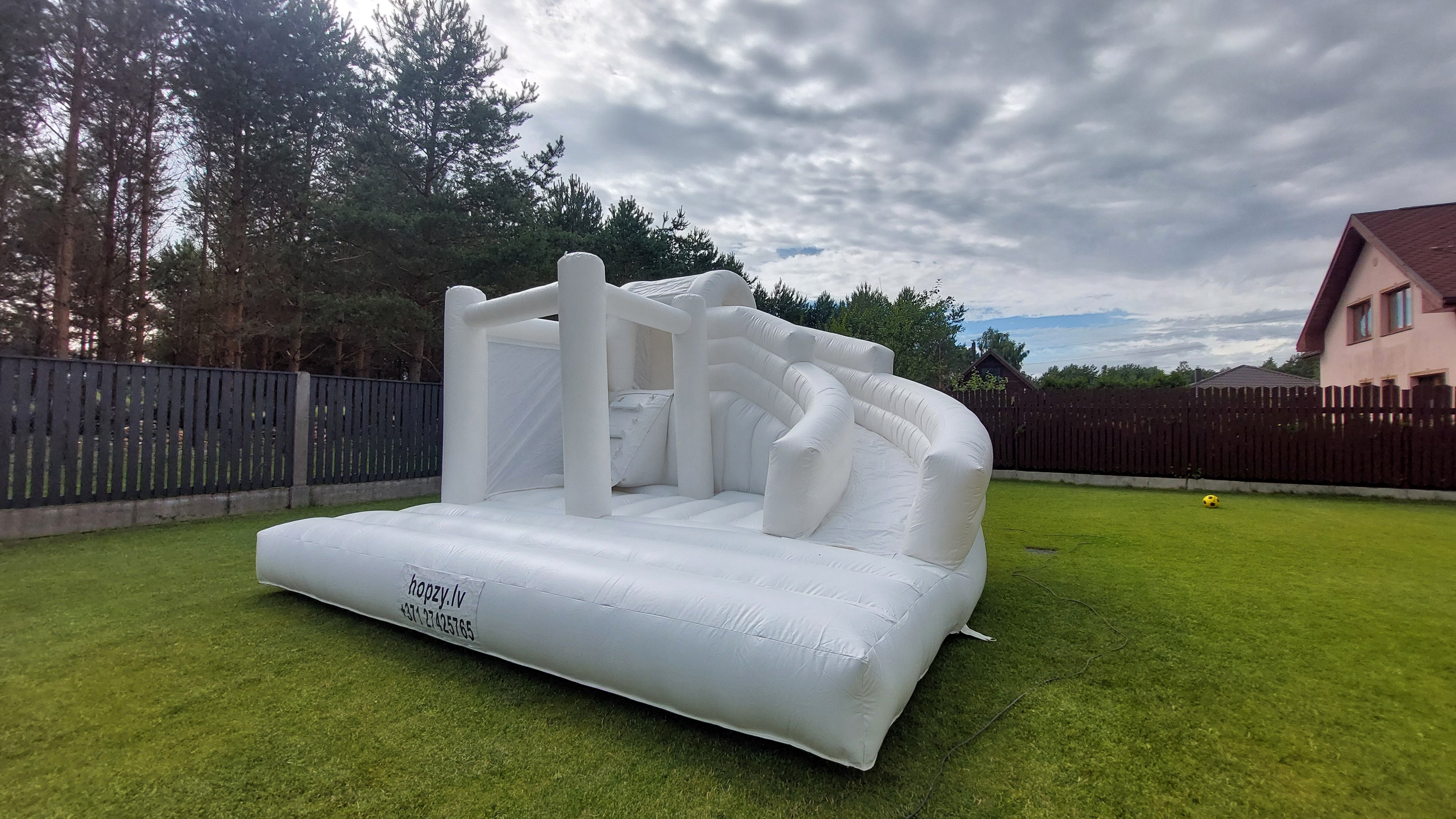 White Slide – Balta piepūšamā atrakcija ar slidkalniņu | Hopzy.lv