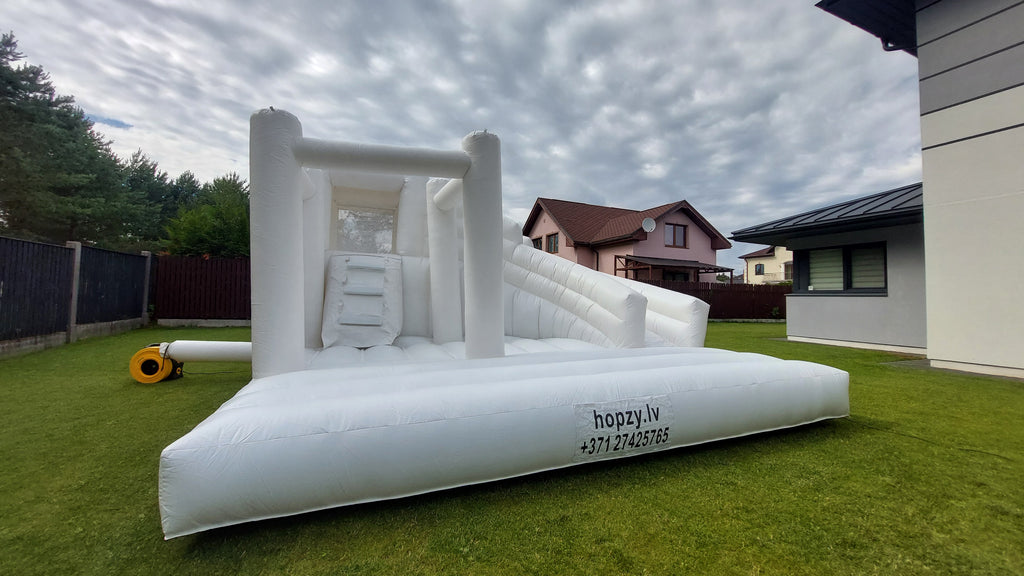 White Slide – Balta piepūšamā atrakcija ar slidkalniņu | Hopzy.lv