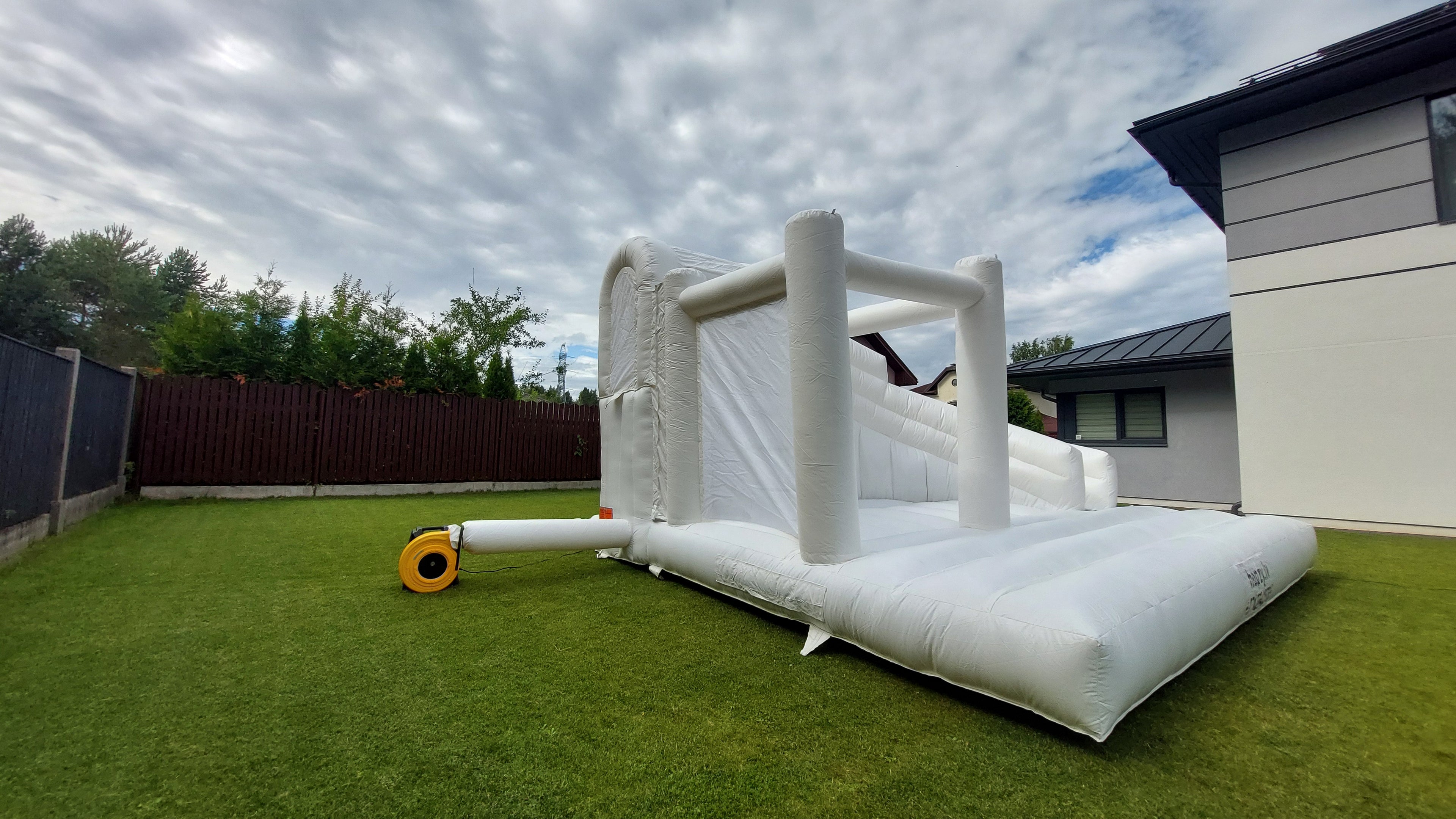 White Slide – Balta piepūšamā atrakcija ar slidkalniņu | Hopzy.lv